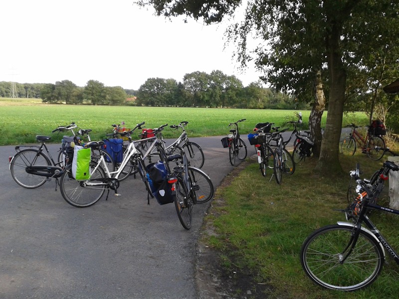 Abgestellte Fahrräder bei einer Pause bei der Fahrradtour Abgestellte Fahrräder bei einer Pause bei der Fahrradtour