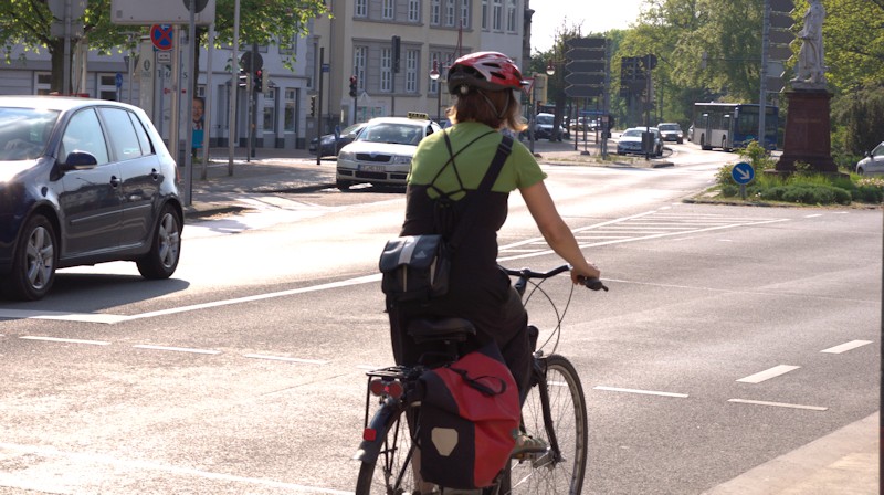 Abnehmen mit Radfahren - Frau auf Fahrrad